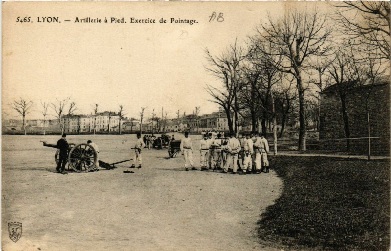 Carte postale ancienne Lyon-Artillerie a Pied. Exercice de Pointage à Lyon