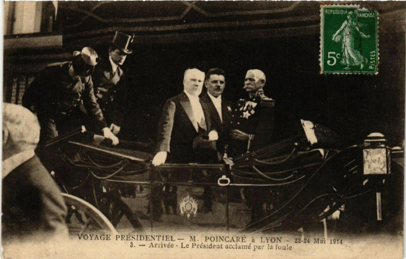 Carte postale ancienne Lyon-Arrivée. Le President acclame par la foule à Lyon