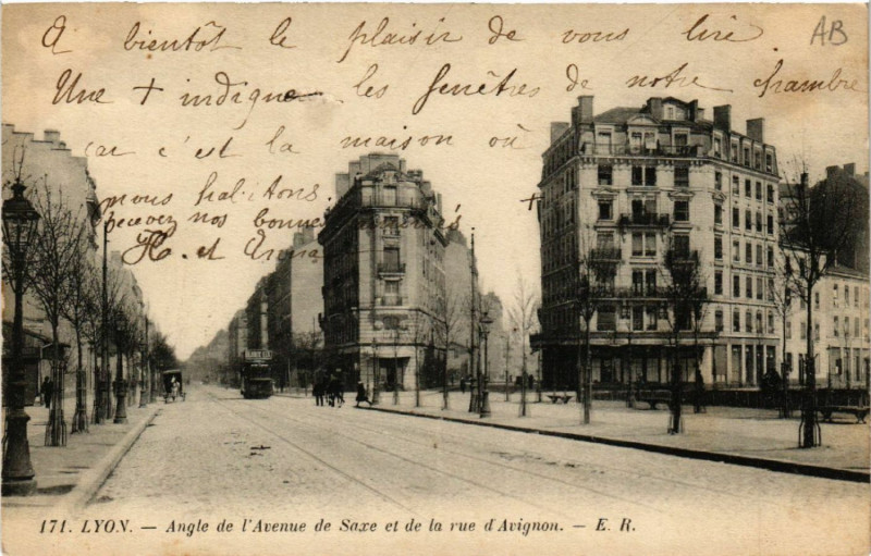 Carte postale ancienne Lyon-Angle de l'Avenue de Saxe et de la rue d'Avignon à Lyon