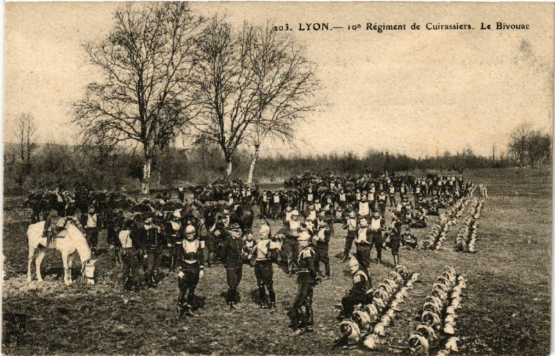 Carte postale ancienne Lyon-10e Regt de Cuirassiers. Le Bivouac à Lyon