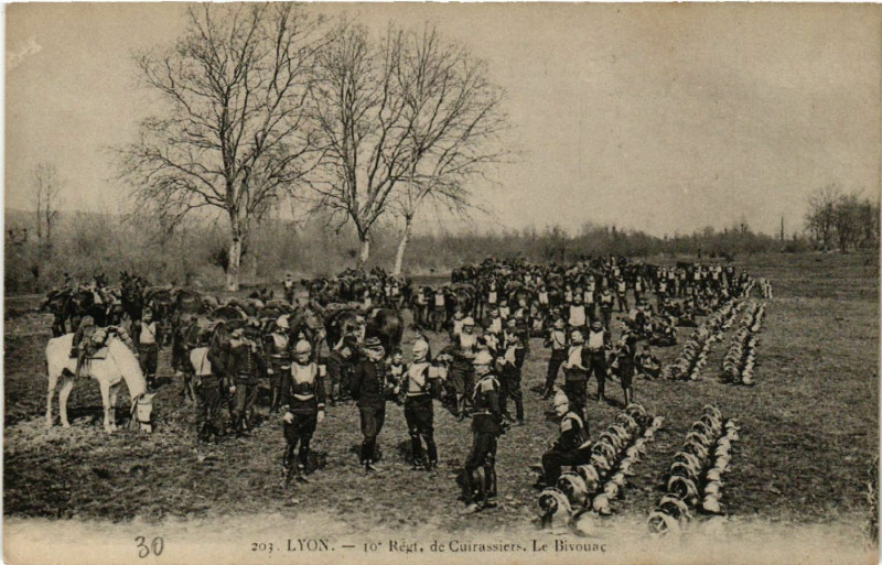 Carte postale ancienne Lyon-10e Regt de Cuirassiers. Le Bivouac à Lyon