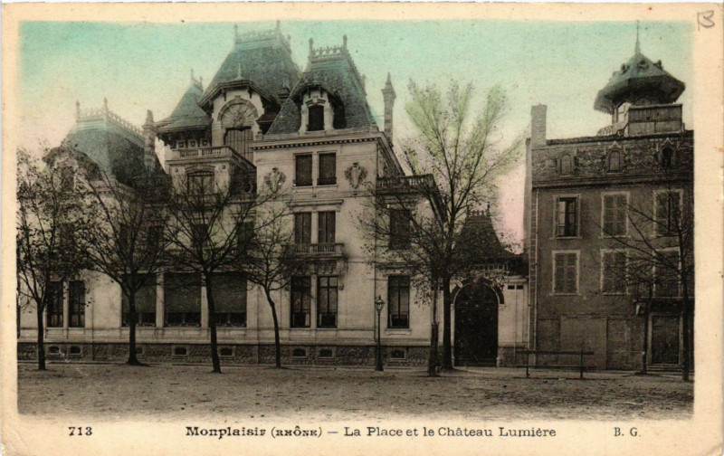 Carte postale ancienne Monplaisir La Place et le Chateau Lumiere