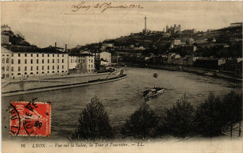 Carte postale ancienne Lyon Vue sur la Saone la Tour et Fourviere à Lyon