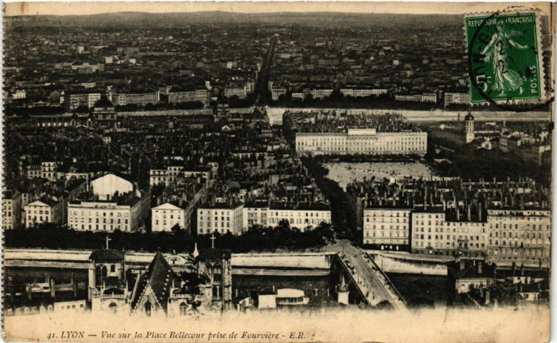 Carte postale ancienne Lyon Vue sur la Place Bellecour prise de Fourviere à Lyon