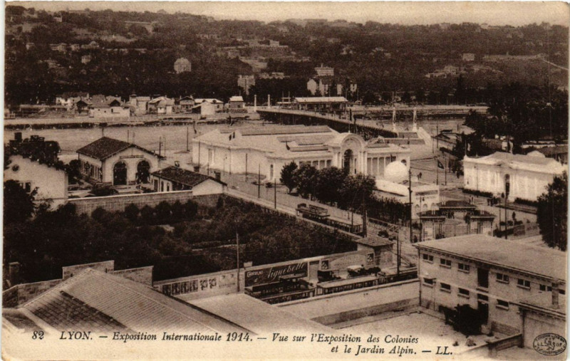 Carte postale ancienne Lyon Vue sur l'Exposition des Colonies et le Jardin Alpin à Lyon
