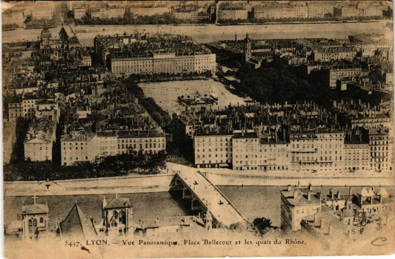 Carte postale ancienne Lyon Vue panoramique.Place Bellecour et les quais du Rhone à Lyon
