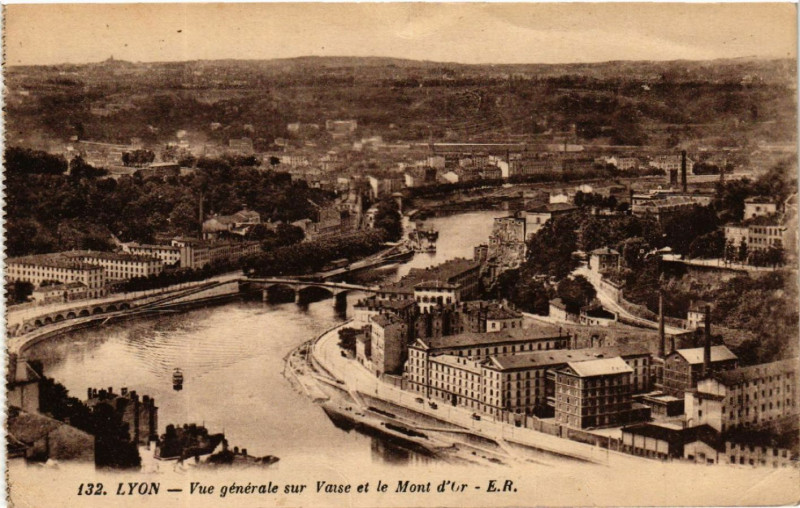 Carte postale ancienne Lyon Vue générale sur Vaise et le Mont-d'Or à Lyon