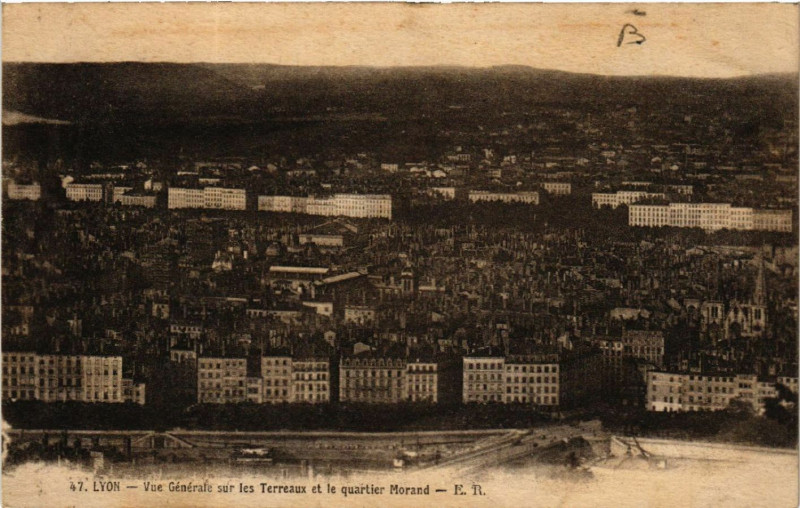 Carte postale ancienne Lyon Vue générale sur les Terreaux et le quartier Morand à Lyon