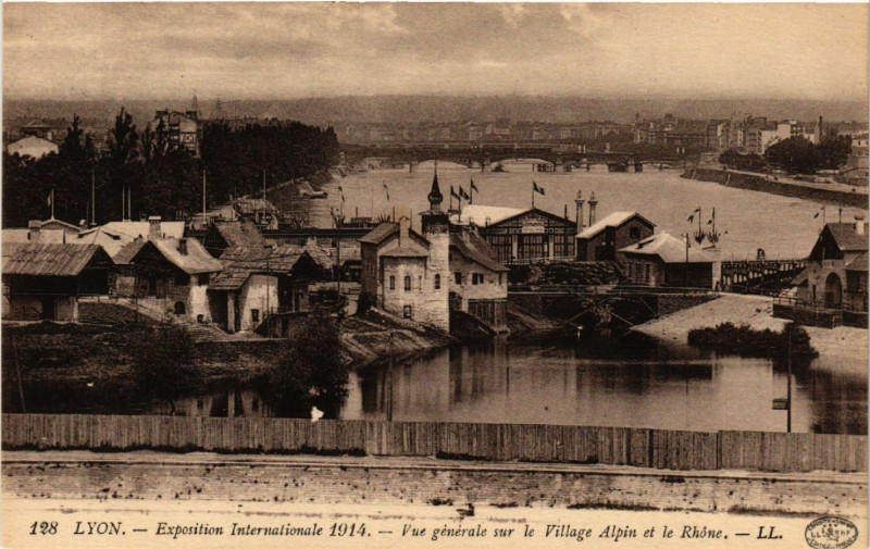 Carte postale ancienne Lyon Vue générale sur le Village Alpin et le Rhone à Lyon