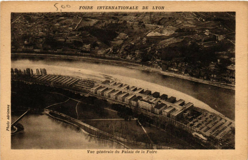 Carte postale ancienne Lyon Vue générale du Palais de la Foire à Lyon