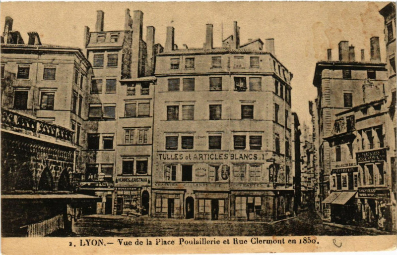 Carte postale ancienne Lyon Vue de la Place Poulaillerie et Rue Clermont à Lyon