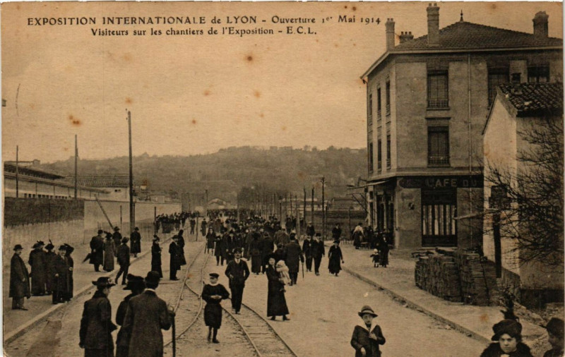 Carte postale ancienne Lyon Visiteurs sur les chantiers de l'Exposition à Lyon
