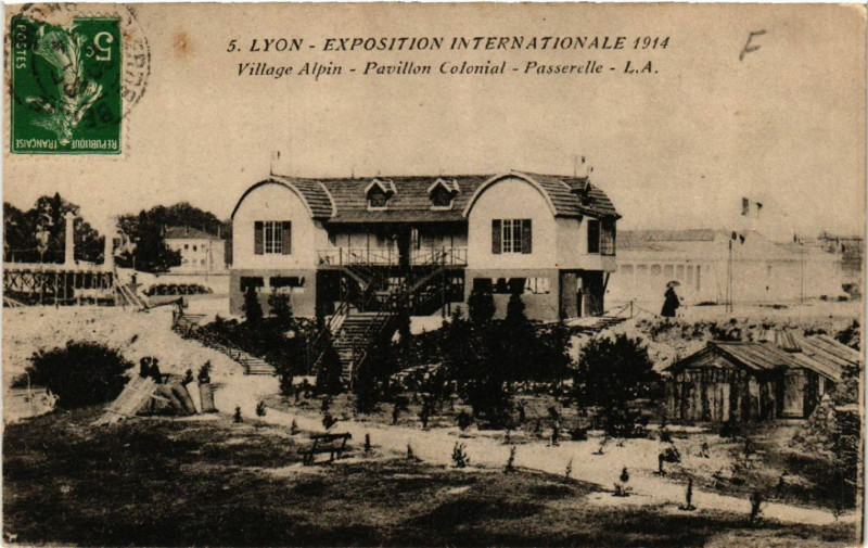 Carte postale ancienne Lyon Village Alpin-Pavillon Colonial-Passerelle à Lyon