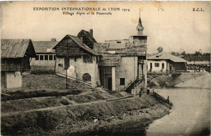 Carte postale ancienne Lyon Village Alpin et la Passerelle à Lyon