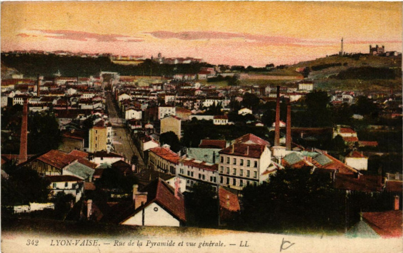 Carte postale ancienne Lyon Vaise-Rue de la Pyramide et vue générale à Lyon
