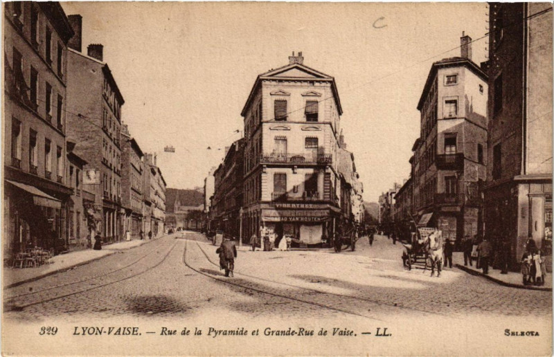 Carte postale ancienne Lyon Vaise-Rue de la Pyramide et Grande rue de Vaise à Lyon