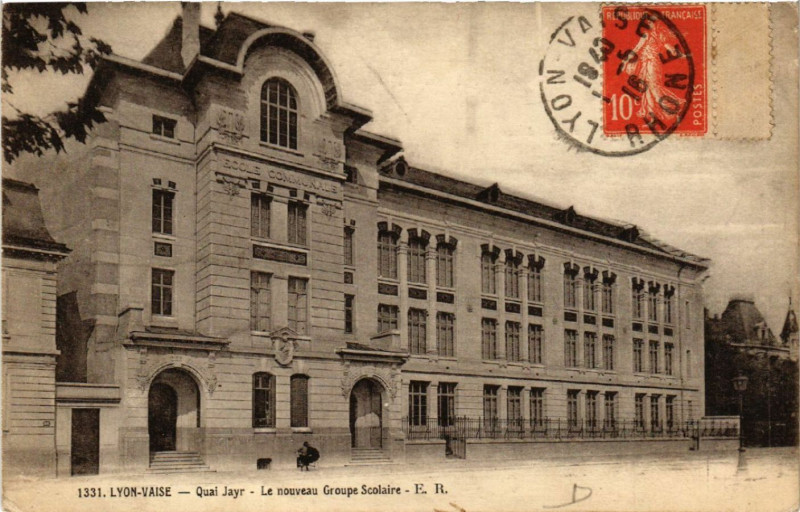 Carte postale ancienne Lyon Vaise-Quai Jayr-Le Nouveau Groupe Scolaire à Lyon