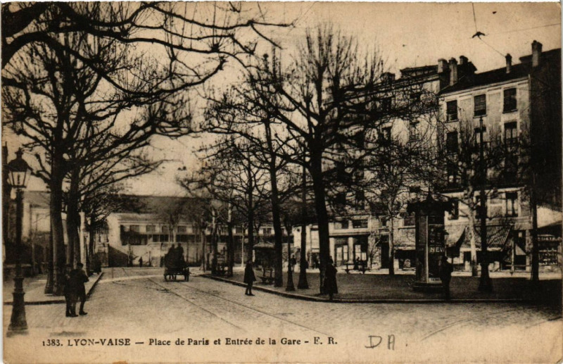 Carte postale ancienne Vaise - Place de Paris et Entrée de la Gare à Lyon 9e Arrondissement