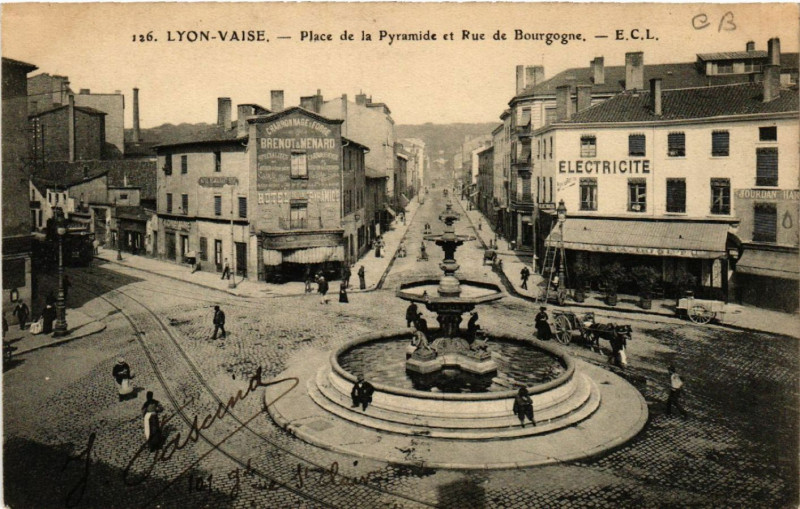 Carte postale ancienne Lyon Vaise-Place de la Pyramide et Rue de Bourgogne à Lyon