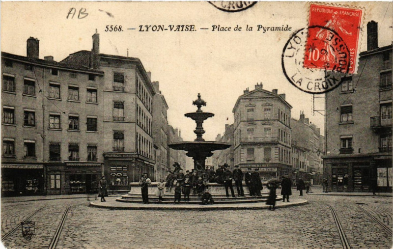 Carte postale ancienne Lyon Vaise-Place de la Pyramide à Lyon