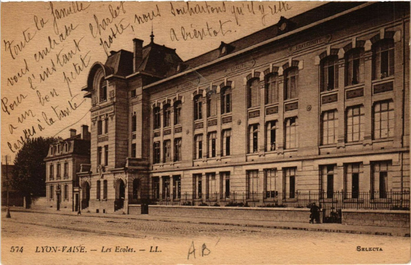 Carte postale ancienne Lyon Vaise-Les Ecoles à Lyon