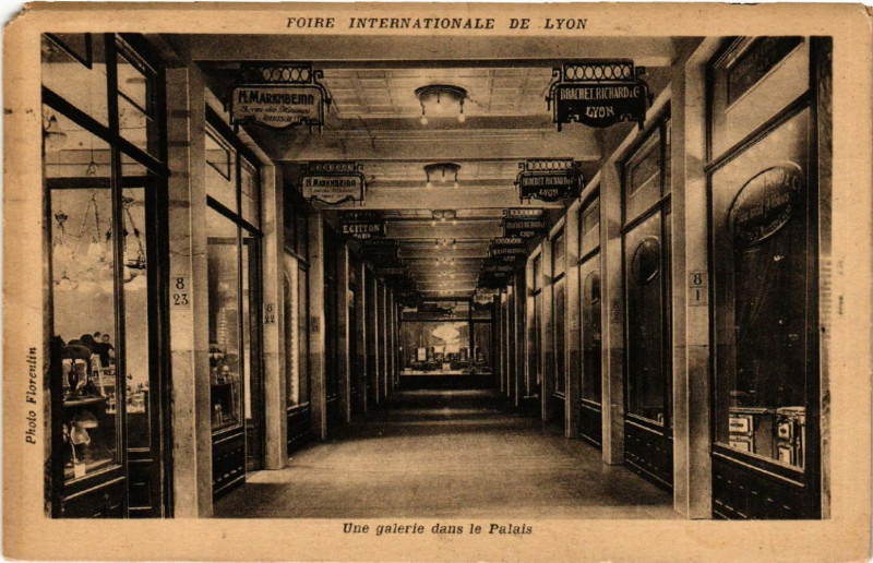 Carte postale ancienne Lyon Une galerie dans le Palais à Lyon