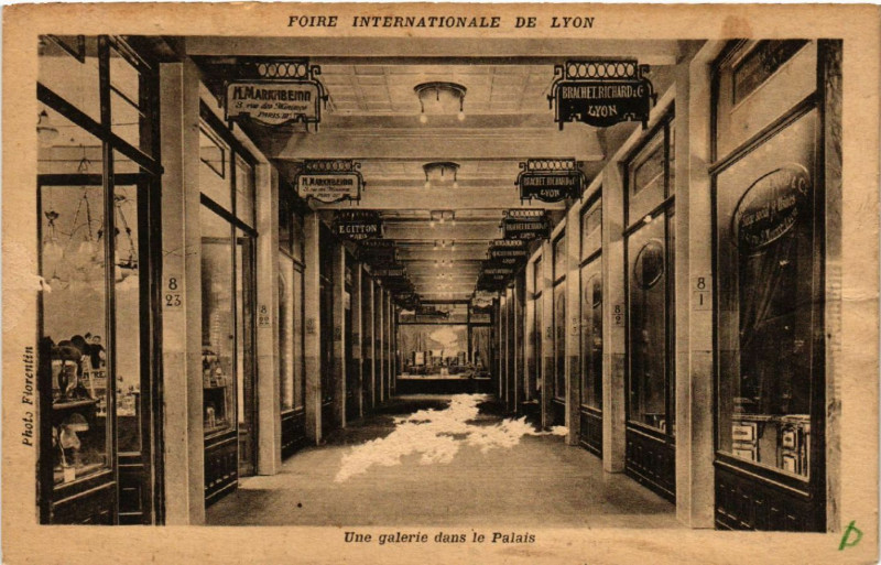 Carte postale ancienne Lyon Une galerie dans le Palais à Lyon