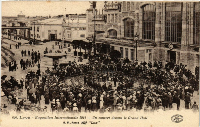 Carte postale ancienne Lyon Un concert devant le Grand Hill à Lyon