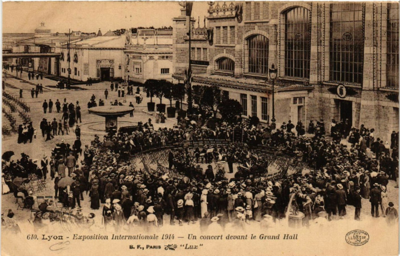 Carte postale ancienne Lyon Un concert devant le Grand Hall à Lyon