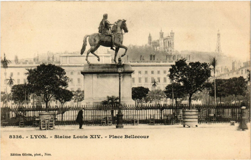 Carte postale ancienne Lyon Statue Louis Xiv. Place Bellecour à Lyon