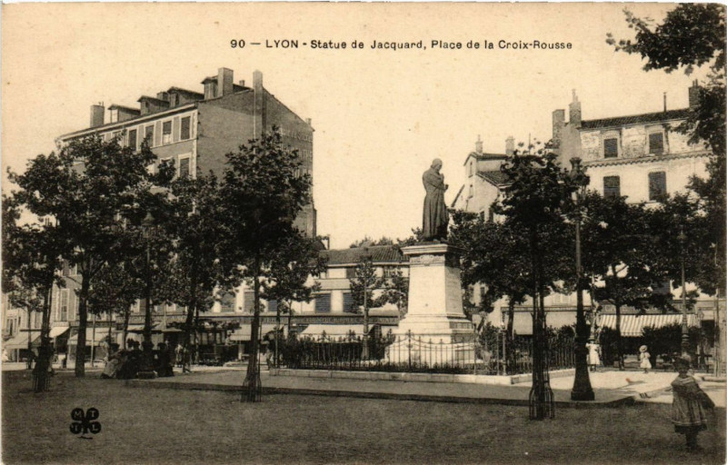 Carte postale ancienne Lyon Statue de Jacquard Place de la Croix Rousse à Lyon