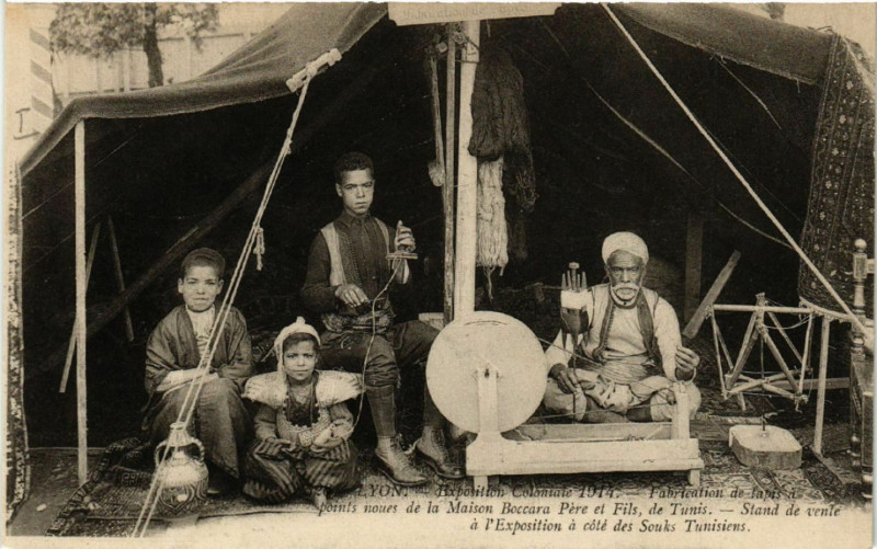 Carte postale ancienne Lyon Stand de vente a l'Exposition a cote des Souks Tunisiens à Lyon