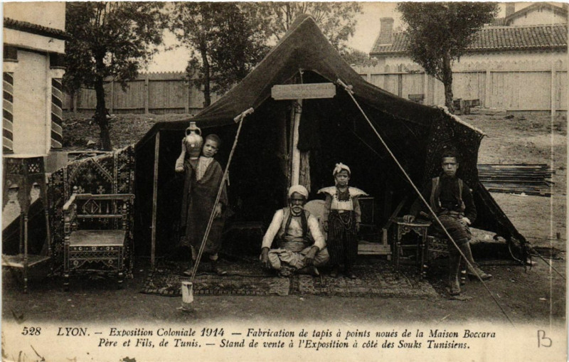 Carte postale ancienne Lyon Stand de vente a l'Exposition a cote des Souks Tunisiens à Lyon