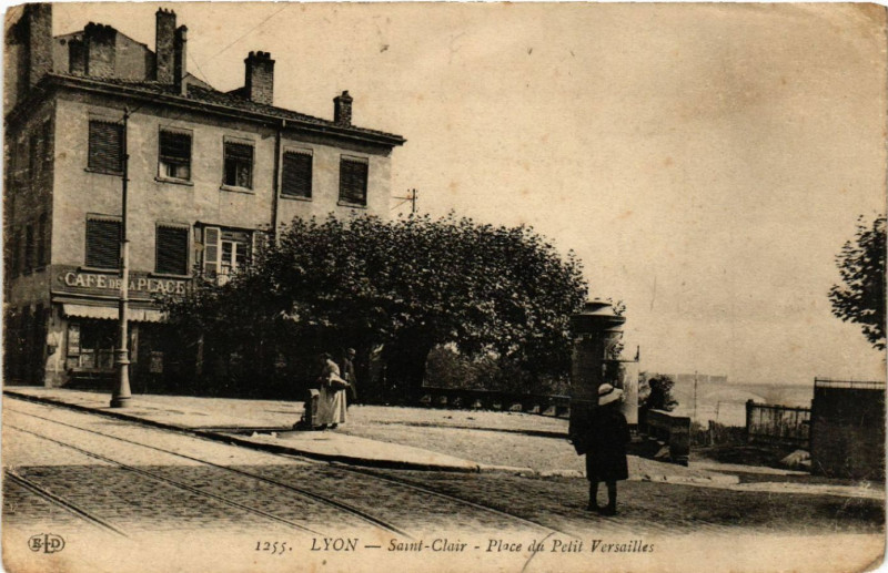 Carte postale ancienne Lyon St-Clair-Place du Petit Versailles à Lyon
