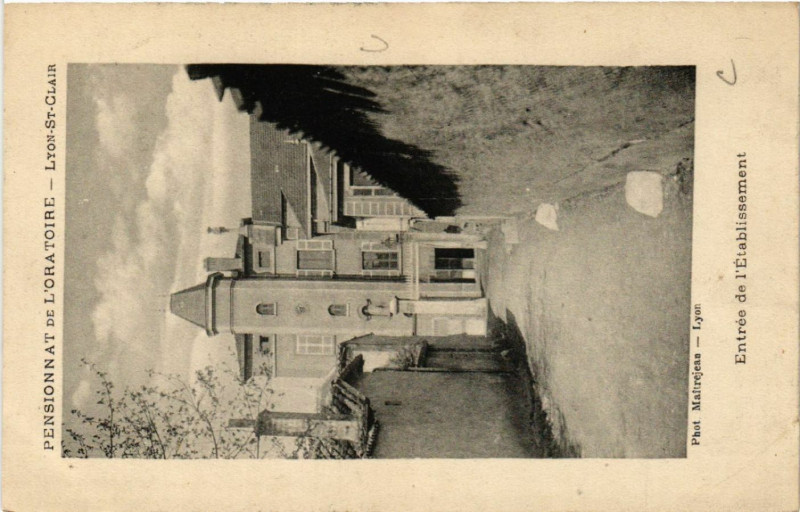 Carte postale ancienne Lyon St-Clair-Pensionnat de l'Oratoire-Entrée de l'Etabl. à Lyon
