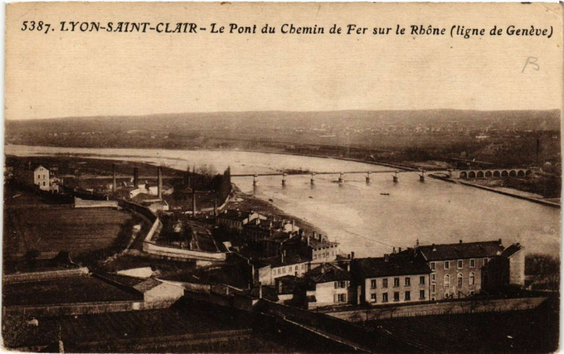 Carte postale ancienne Lyon St-Clair-Le Pont du Chemin de Fer sur le Rhone à Lyon