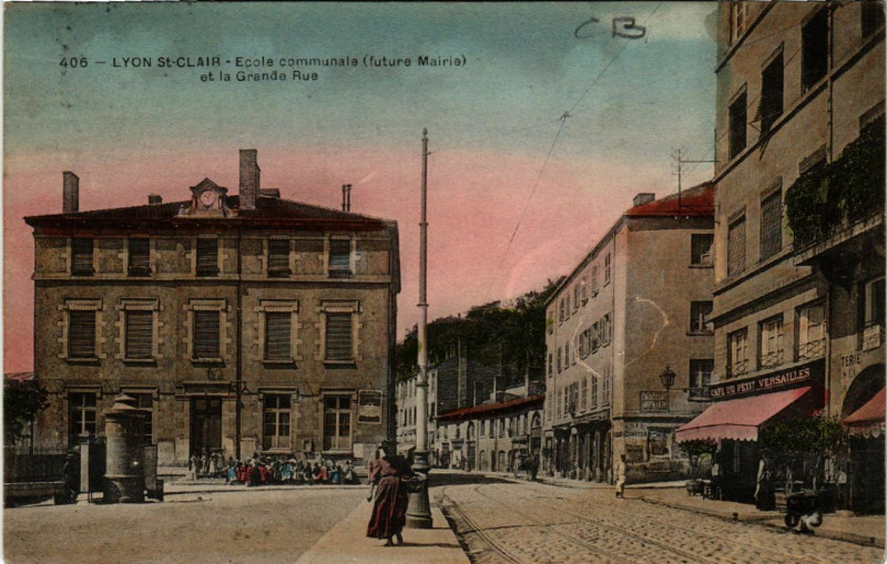 Carte postale ancienne Lyon St-Clair-Ecole communale et la Grande Rue à Lyon