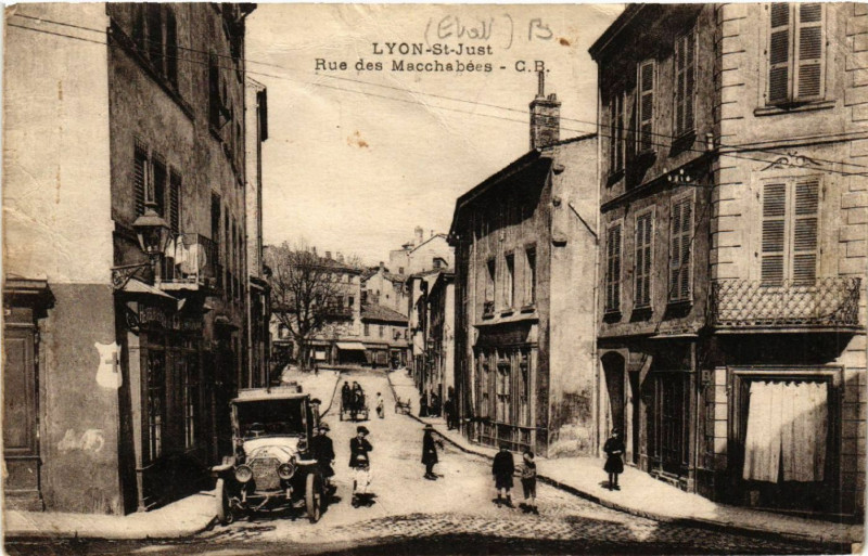 Carte postale ancienne Lyon St-Just-Rue des Macchabées à Lyon