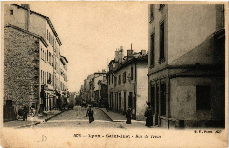 Carte postale ancienne Lyon St-Just-Rue de Trion à Lyon