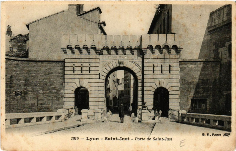 Carte postale ancienne Lyon St-Just-Porte de St-Just à Lyon