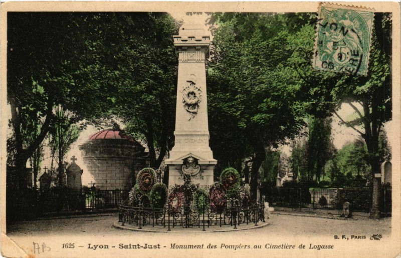 Carte postale ancienne Lyon St-Just-Monument des Pompiers au Cimetiere de Loyasse à Lyon