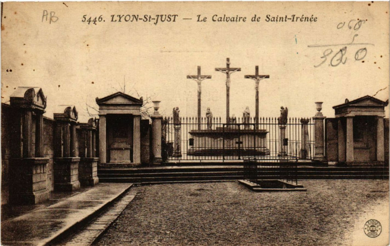 Carte postale ancienne Lyon St-Just-Le Calvaire de St-Trenée à Lyon