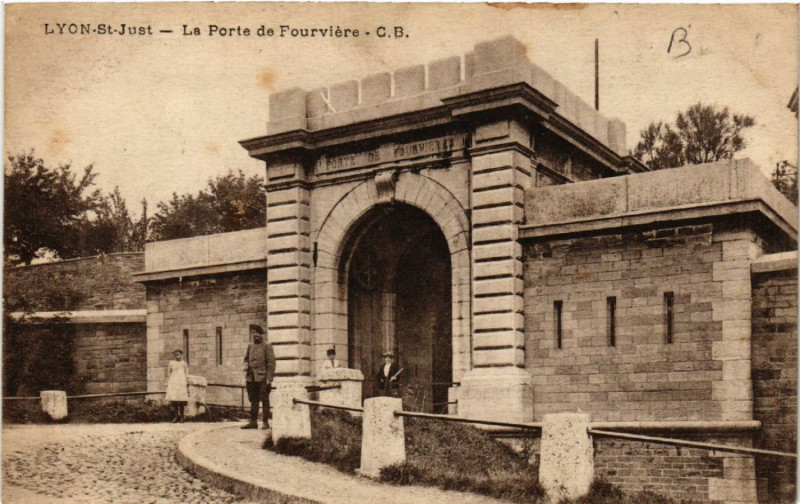 Carte postale ancienne Lyon St-Just-La Porte de Fourviere à Lyon