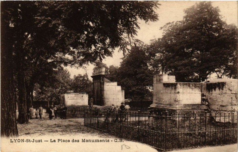 Carte postale ancienne Lyon St-Just-La Place des Monuments à Lyon