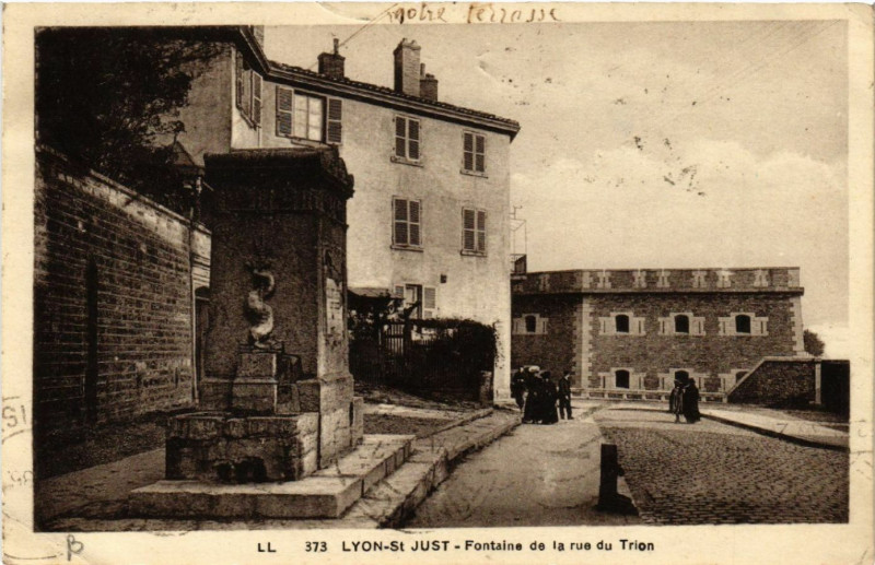 Carte postale ancienne Lyon St-Just-Fontaine de la Rue du Trion à Lyon