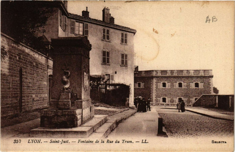 Carte postale ancienne Lyon St-Just-Fontaine de la Rue du Trion à Lyon