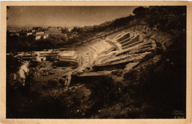 Carte postale ancienne Lyon Ruines Romaines-Vue générale des fouilles à Lyon