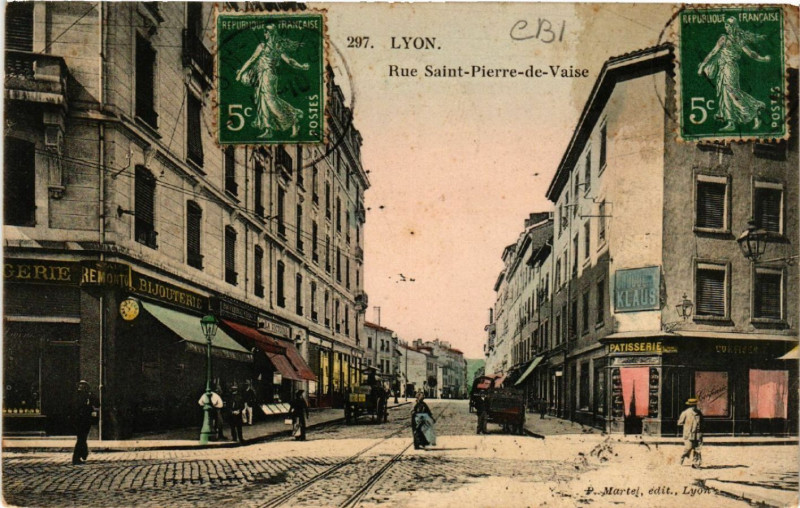 Carte postale ancienne Lyon Rue St-Pierre de Vaise à Lyon
