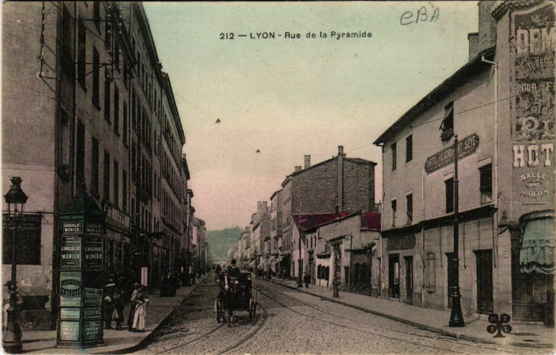 Carte postale ancienne Rue de la Pyramide à Lyon 9e Arrondissement