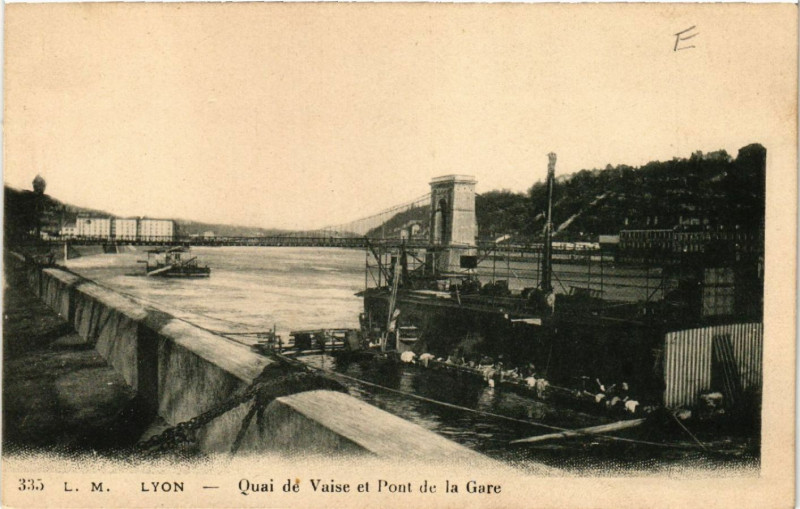 Carte postale ancienne Lyon Quai de Vaise et Pont de la Gare à Lyon